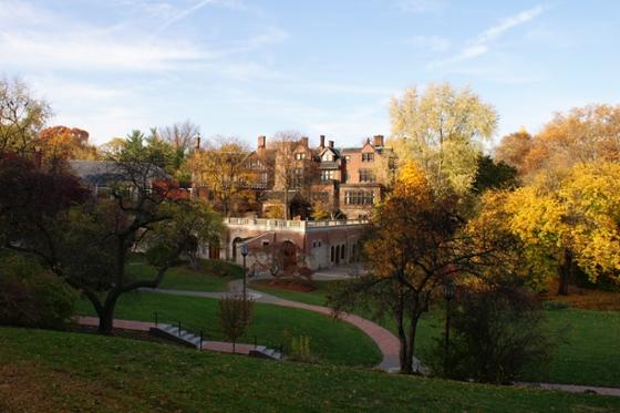Rolling grassy hills, 红砖历史建筑, 五颜六色的秋树装饰着足球外围买球靠谱位于匹兹堡的足球外围盘官方网站. 